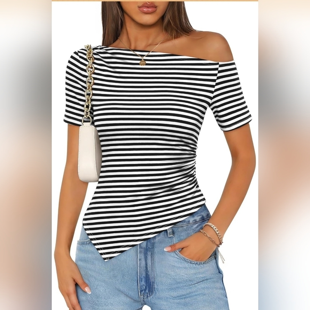 Chic Black and White Striped Y2K Asymmetrical Top